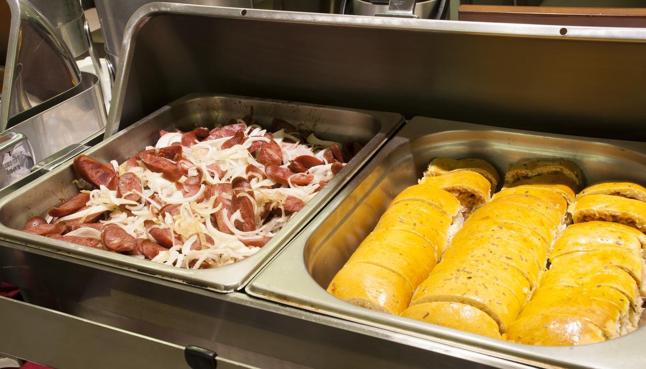 Hotel Atlantico Travel Copacabana Rio de Janeiro Exteriör bild The sausage and bread are ready to be served.